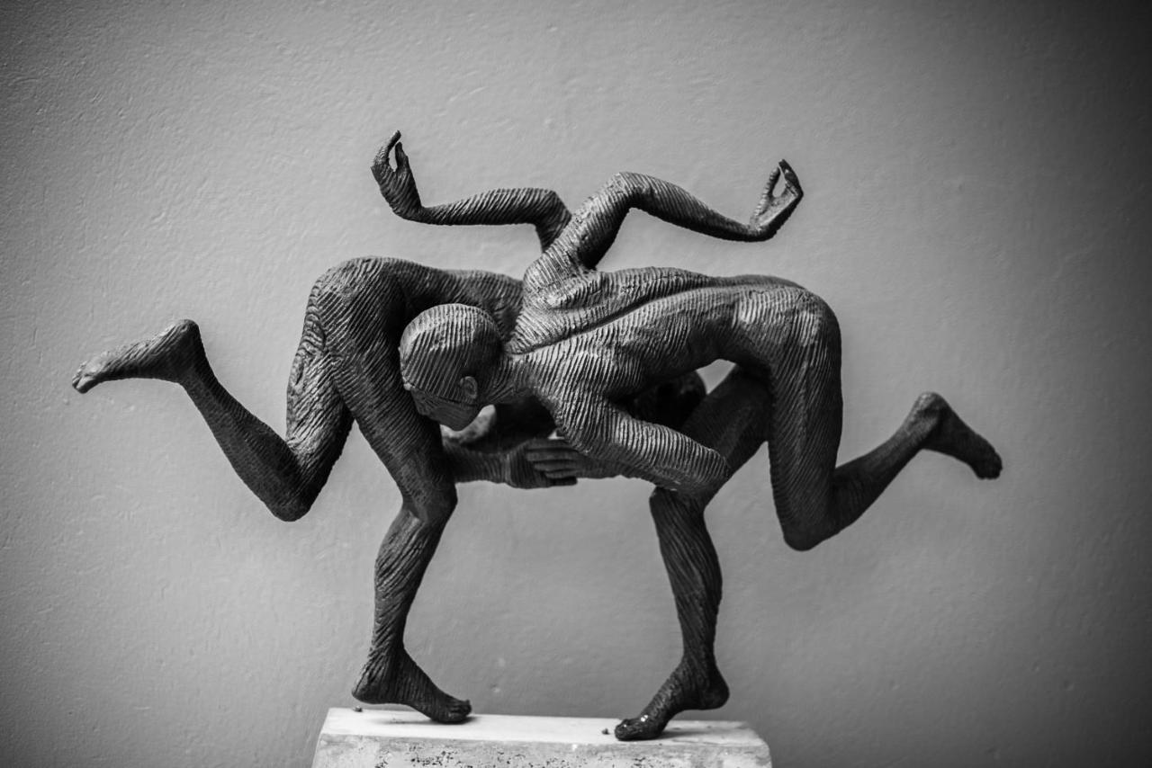 Seven Villa Hotel & Spa ヨハネスブルグ エクステリア 写真 The sculpture of the wrestlers