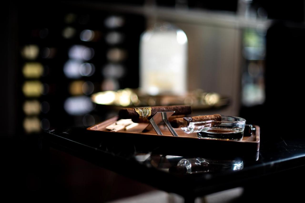 Seven Villa Hotel & Spa ヨハネスブルグ エクステリア 写真 A cigar ashtray