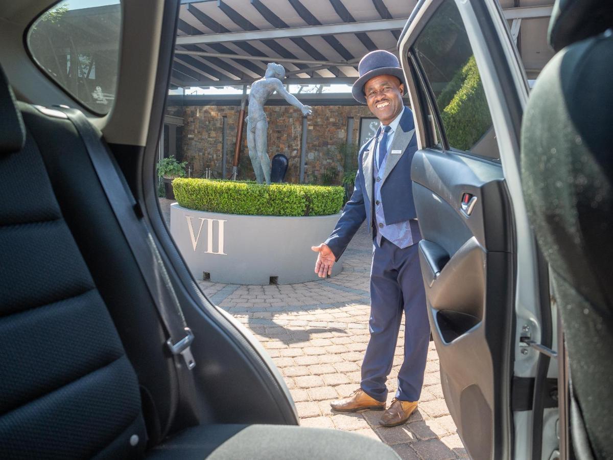 Seven Villa Hotel & Spa ヨハネスブルグ エクステリア 写真 A chauffeur opening a car door