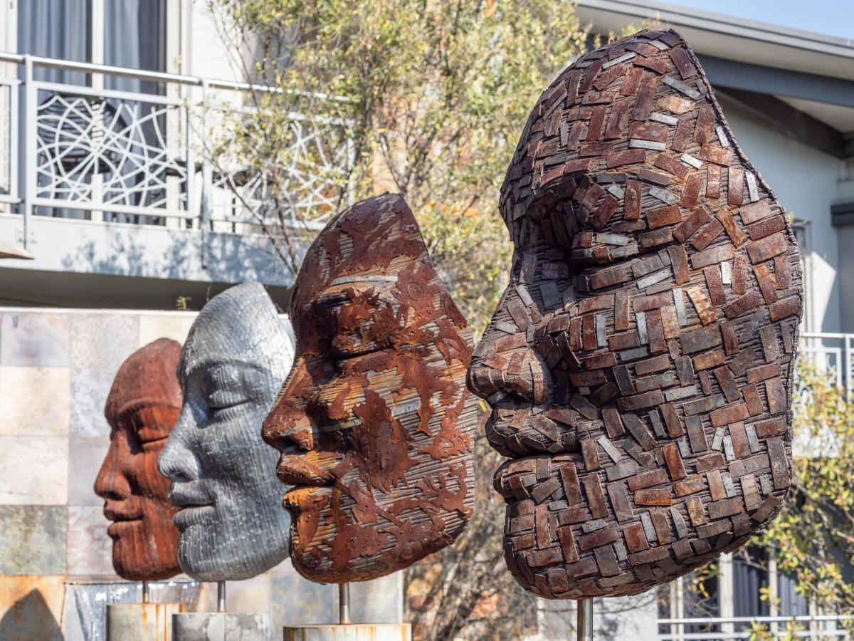 Seven Villa Hotel & Spa ヨハネスブルグ エクステリア 写真 Sculpture in the town of San Juan de Aznalfarache