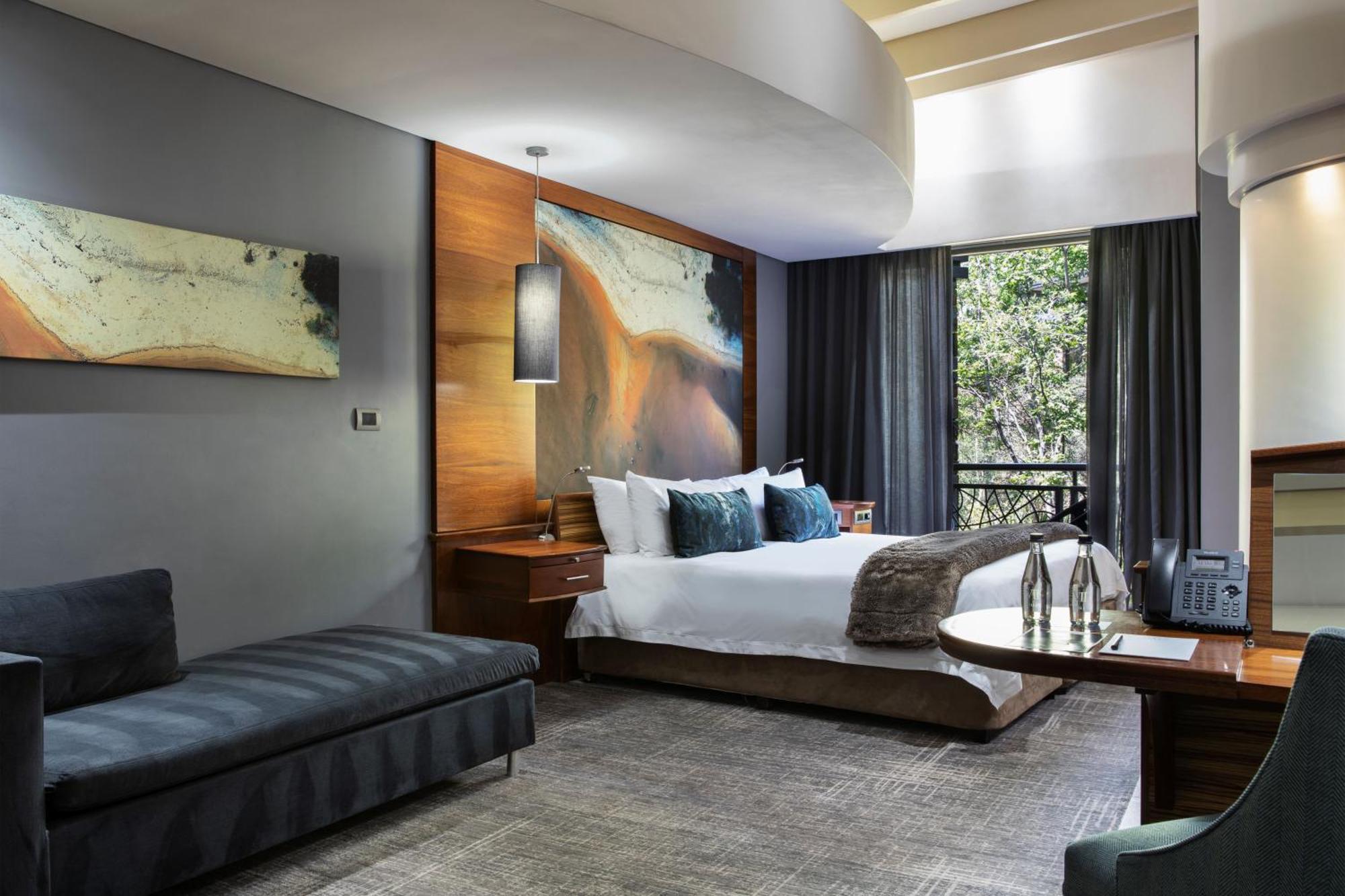 Seven Villa Hotel & Spa ヨハネスブルグ エクステリア 写真 A room at the hotel