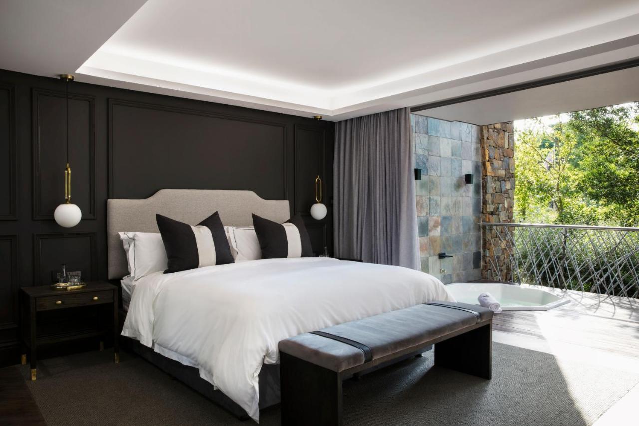 Seven Villa Hotel & Spa ヨハネスブルグ エクステリア 写真 The bedroom of the 2018 Master Bedroom of the Year winner